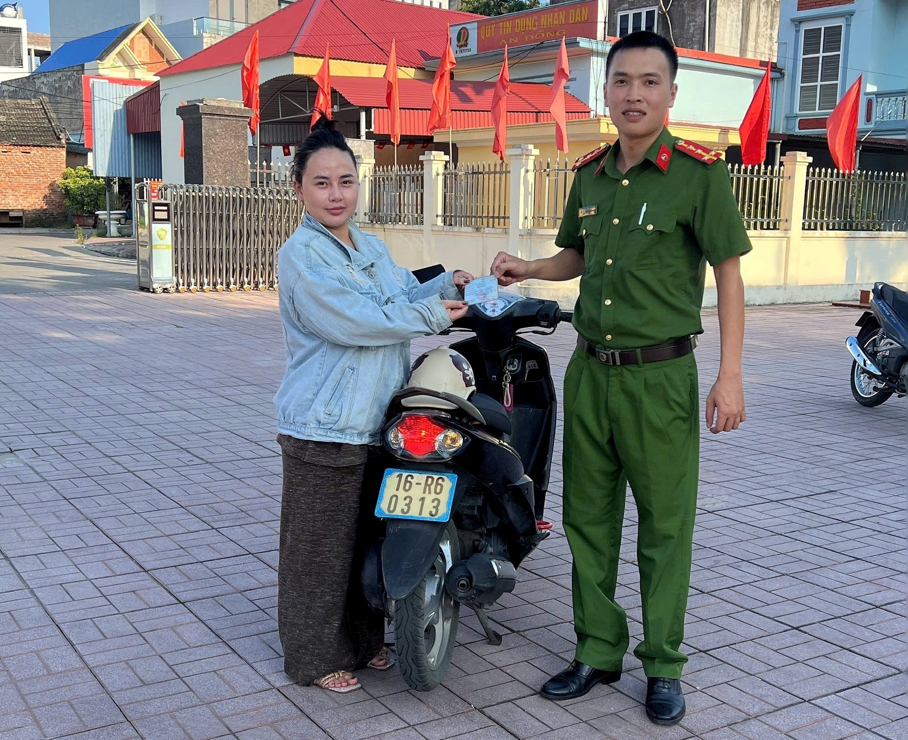 Công an phường An Hải nhanh chóng xác minh, trao trả xe máy cho người dân để quên.